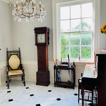 Beautiful Private 2 Bedroom Suite In Mansion Home With Free Parking برايتون المظهر الخارجي الصورة