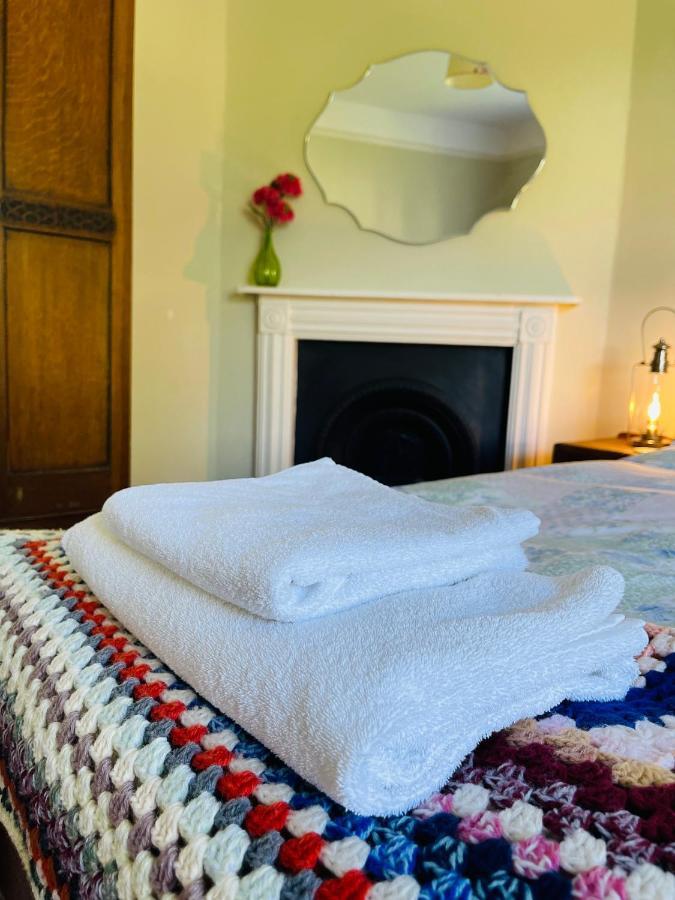 Beautiful Private 2 Bedroom Suite In Mansion Home With Free Parking برايتون المظهر الخارجي الصورة